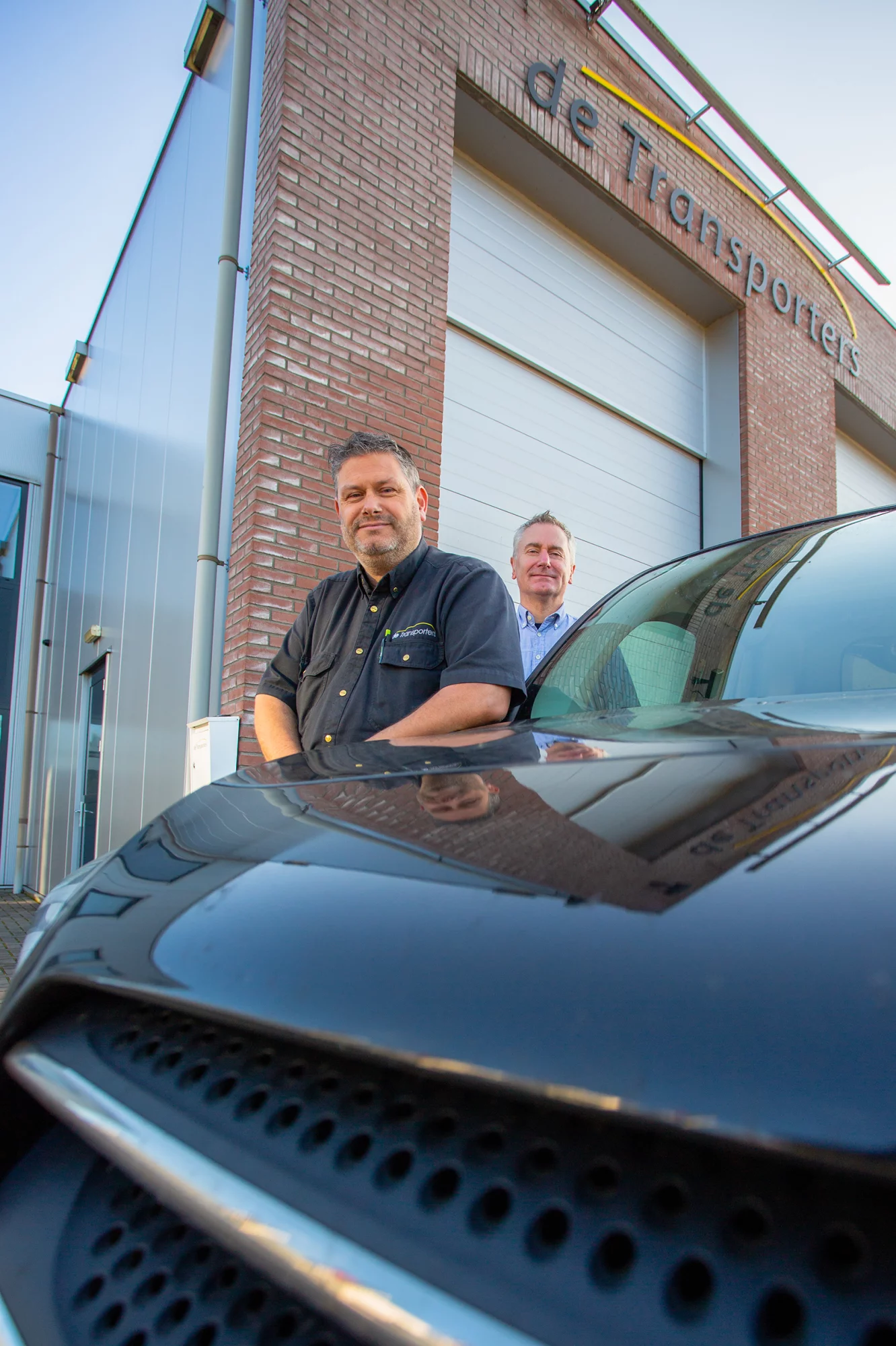 Frits Baldussu en Peter Kuyper, eigenaren van de Transporters, staand voor het pand.