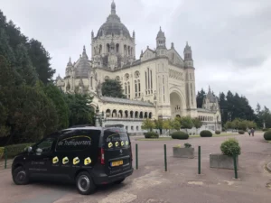 Bestelbus van De Transporters geparkeerd bij de Basiliek van Sainte-Thérèse in Lisieux, Frankrijk.