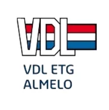 Logo van VDL ETG Almelo, met de letters VDL in het wit op een achtergrond van de Nederlandse vlag (rood, wit en blauw), en daaronder de tekst “VDL ETG ALMELO” in blauwe hoofdletters.