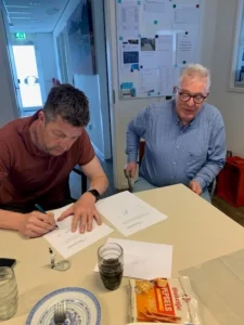 Gerrit en Gert, eigenaars van AAB Koeriers in Almelo, ondertekenen overname contract