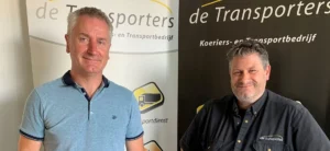Peter Kuyper en Frits Baldussu, eigenaren, voor banners van De Transporters.